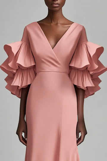 Robe longue mère sirène à col en V rose gris avec volants